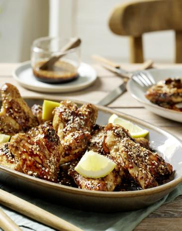 Glasierte Hühnerflügel auf einer Servierplatte