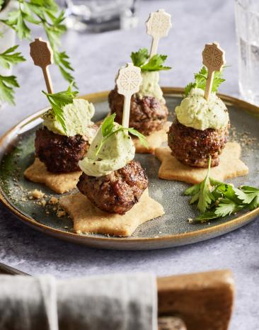 Parmesankekse mit Oliven-Hackbällchen Parmesankekse mit Oliven-Hackbällchen