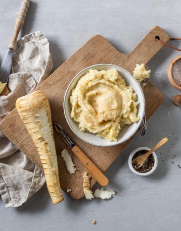 Cremiger Pastinakenpüree in einem Schälchen.