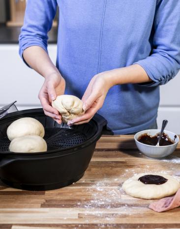 Germknödel formen und in den Dampfaufsatz legen. Germknödel formen und in den Dampfaufsatz legen.