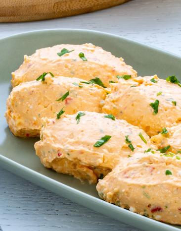 Türkischer Obazda mit Petersilie.