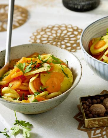 Wurzelgemüse in zwei Schüsseln.