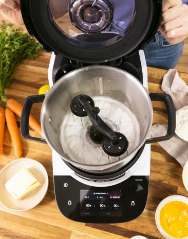 Karottenkuchen wird im Cookit zubereitet Karottenkuchen wird im Cookit zubereitet