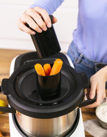 Karottenkuchen wird im Cookit zubereitet Karottenkuchen wird im Cookit zubereitet