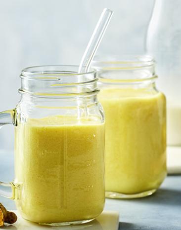 Mango-Smoothie mit Buttermilch und Kurkuma.