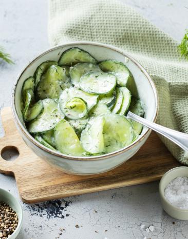 Klassischer Gurkensalat mit Dill und Joghurt. Klassischer Gurkensalat mit Dill und Joghurt.