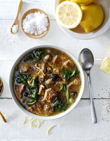 Lammgulasch mit Oliven & Spinat