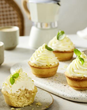 Einfache Zitronen Cupcakes dekoriert.