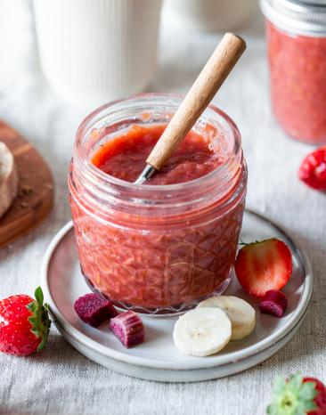 Süß fruchtige Erdbeer-Rhabarber Marmelade mit Banane auf Brot. Süß fruchtige Erdbeer-Rhabarber Marmelade mit Banane auf Brot.