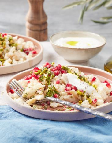 Blumenkohlsalat mit Granatapfelkernen serviert.