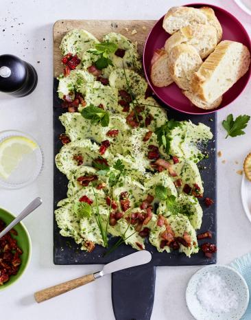 Butter Board auf einem Tisch.