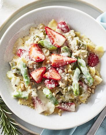One-Pot-Pasta mit Erdbeeren und Spargel