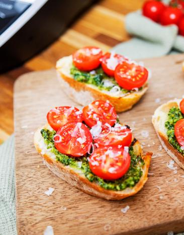 Bruschetta mit selbstgemachtem grünen Pesto Bruschetta mit selbstgemachtem grünen Pesto