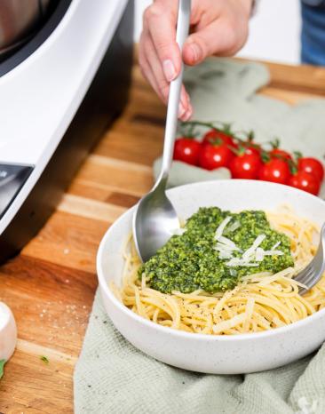Selbstgemachtes Pesto auf gekochten Spaghetti.