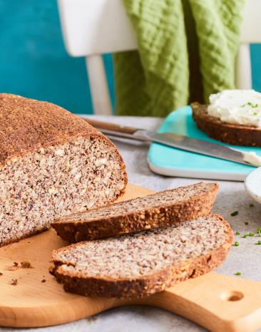 Brot ohne Mehl in Scheiben angeschnitten.
