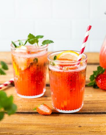 Einfache Erdbeer-Limonade mit Zitronen und Minze in Gläsern.