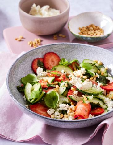 Erdbeer-Gurken-Salat in einer Schüssel.
