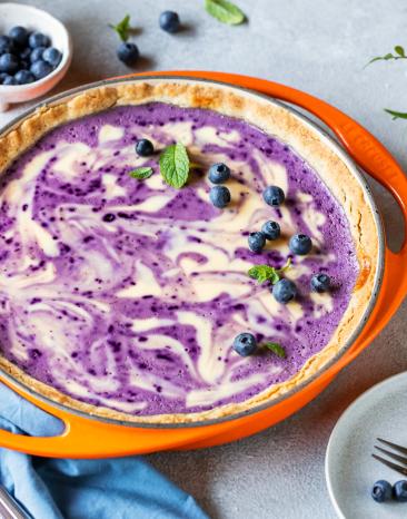 Blaubeertarte mit Swirl in einer Gusseisenform.