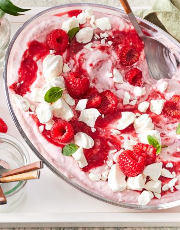 Himbeertraum Baiser Dessert in einer Glasschale.