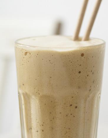 Kaffee frapé in einem Glas mit Milchschaum.