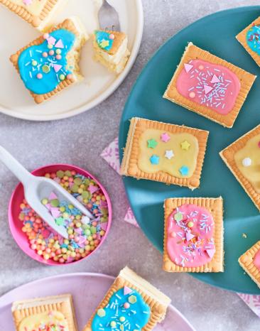Butterkekskuchen bunt verziert in Stücke geschnitten. Butterkekskuchen bunt verziert in Stücke geschnitten.