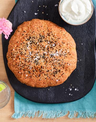 Low-Carb Fladenbrot auf einer Schieferplatte. Low-Carb Fladenbrot auf einer Schieferplatte.