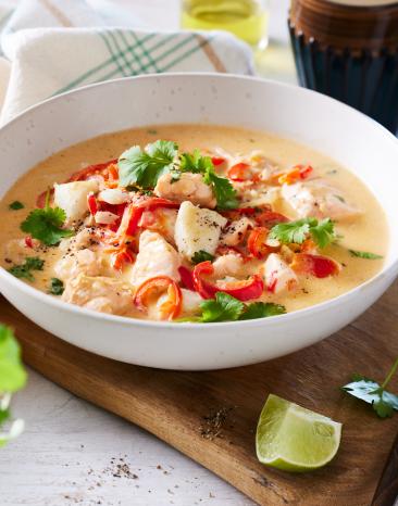 Fischeintopf mit frischen Kräutern in einer Schüssel.