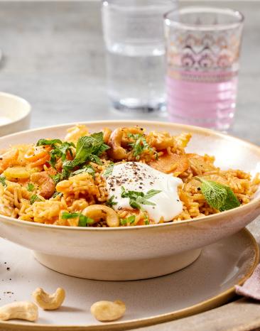 Indischer Reis Eintopf in einer tiefen Schale angerichtet.