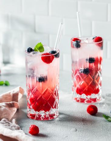 wild berry lemonade in Gläsern mit Beeren dekoriert. wild berry lemonade in Gläsern mit Beeren dekoriert.