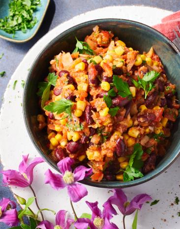 Bohnensalat mit Mais in einer Schüssel.