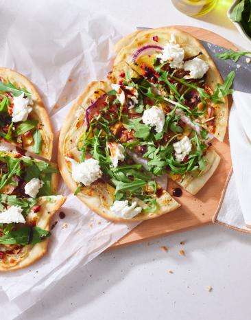 Flammkuchen mit Burrata und Rucola