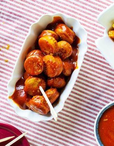Currywurst mit Pommes Currywurst mit Pommes