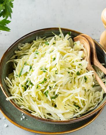 Frischer Krautsalat in einem Schälchen.