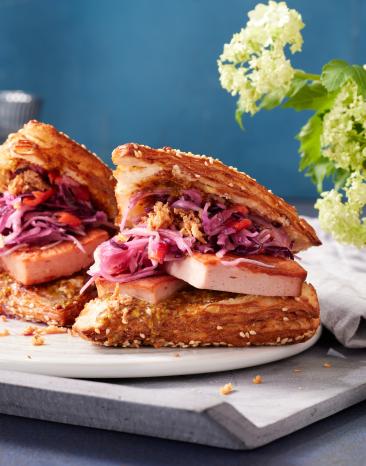 Leberkäse Brötchen mit Krautsalat belegt.