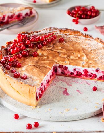 Angeschnittener Johannisbeerkuchen mit Baiser.