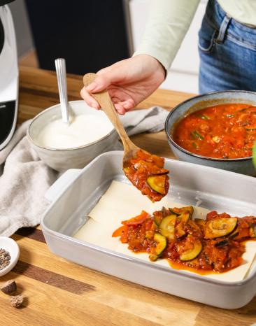 Gemüselasagne wird zubereitet