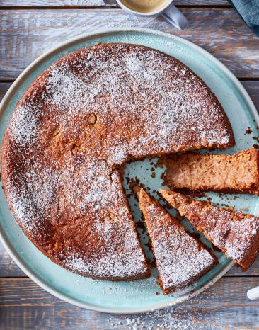 Saftiger Apfel-Walnuss-Kuchen angeschnitten auf einem Teller.