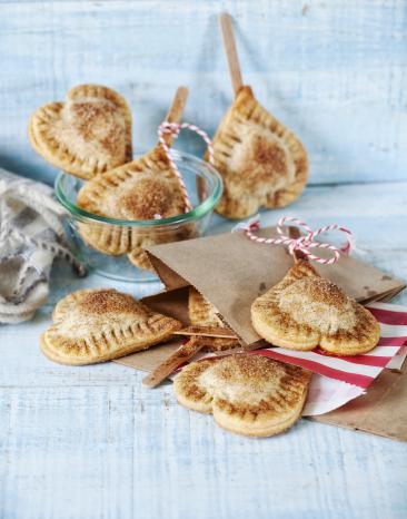 Kleine Apfel-Zimt-Küchlein am Stiel in einer Tüte.