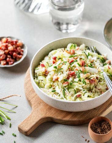 Bayrischer Krautsalat mit Speck in einer Schale