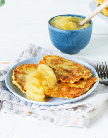 Knusprige Kartoffelpuffer mit Apfelmus.