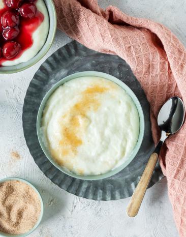 Grießbrei in einer Schüssel mit Kirschen.