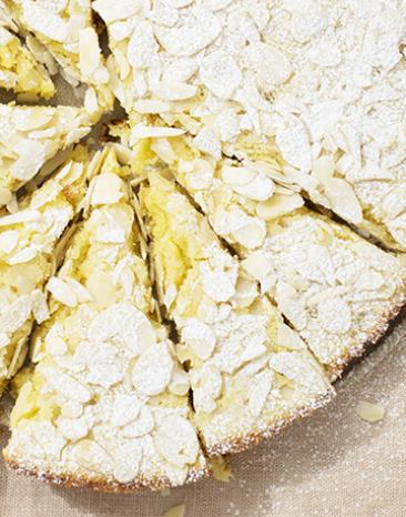 Mandelkuchen im Close up, in Stücke geschnitten mit Mandeln getoppt.