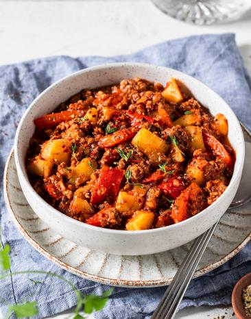 Deftiger Bauerntopf in einem tiefen Teller