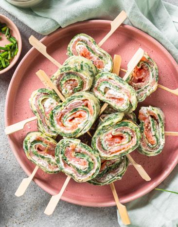 Mehrere Frischkäse-Lachs-Röllchen auf einem Teller