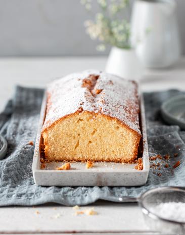 Rührkuchen angeschnitten und mit Puderzucker bestäubt. Rührkuchen angeschnitten und mit Puderzucker bestäubt.