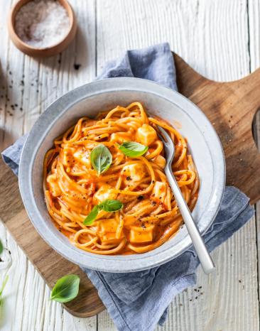 Cremige Spaghetti Tomate-Mozzarella auf Teller Cremige Spaghetti Tomate-Mozzarella auf Teller