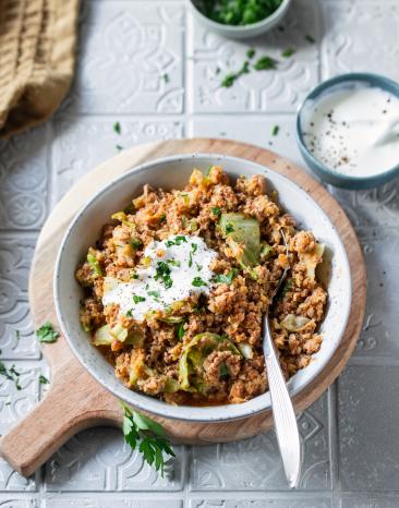Spitzkohl-Hack-Topf in einer Schüssel mit Löffel.