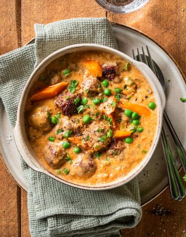 Wikingertopf aus Hackbällchen, Erbsen und Möhren in cremiger Sauce.