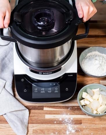 Cookit auf einer Küchenarbeitsplatte mit Butter, Mehl und Zucker