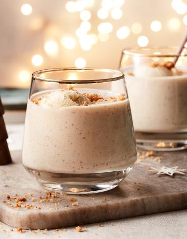 Bratapfel Shake in Gläsern mit weihnachtlicher Dekoration.